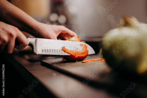 Krojenie nożem papryki