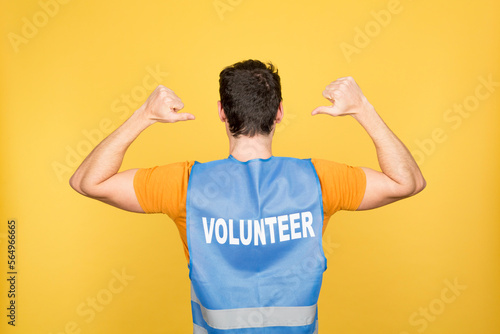 Φωτογραφία Man in a volunteer waistcoat pointing his back