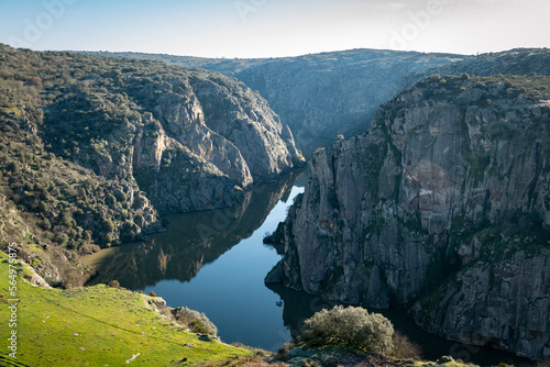 Entre grandes penhascos o rio Douro próximo à vila de Miranda do Douro em Trás os Montes, Portugal