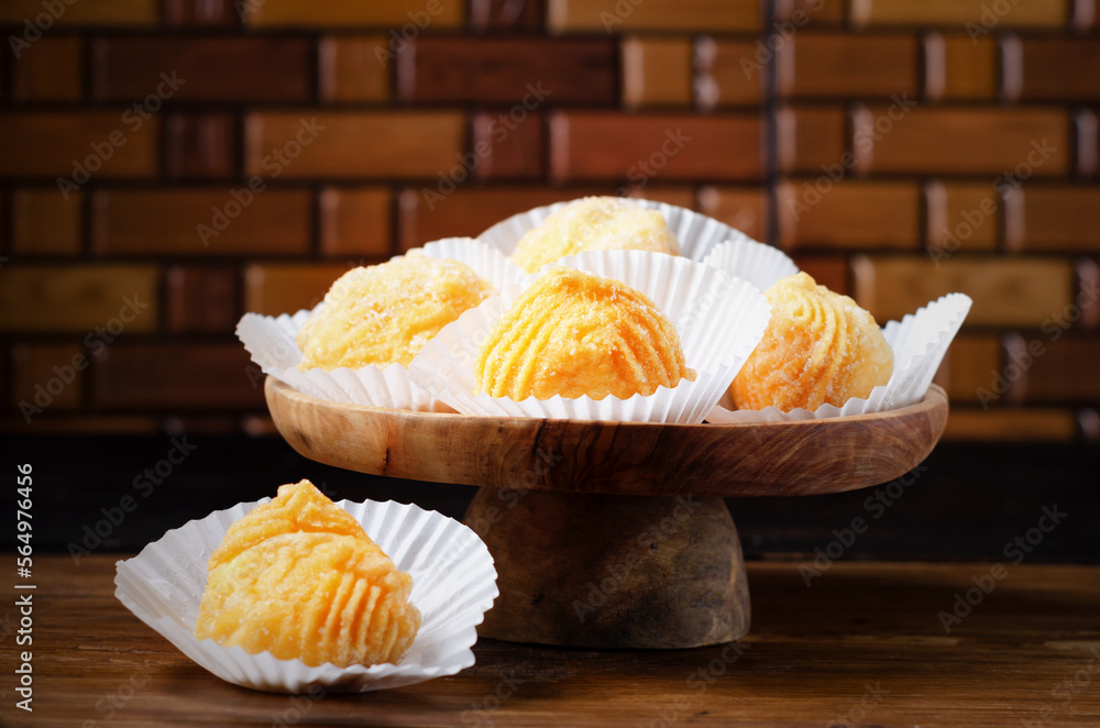Φωτογραφία Fried cream puffs filled with chantilly cream- Brighelle typical sweet dish of Umbria for the Carnival, on a wooden plate on a wooden background