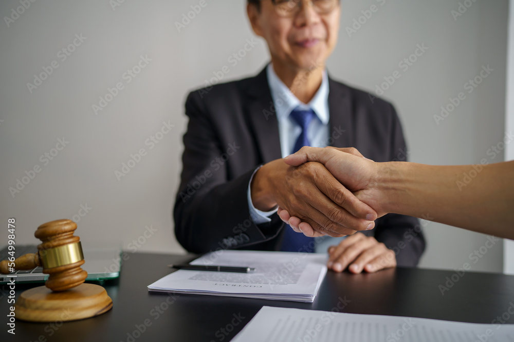 Foto de Lawyer Legal counsel Businessman shaking hands successful