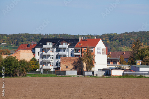 Moderne Wohngebäude mit Acker, Naumburg, Sachsen-Anhalt, Deutschland © detailfoto