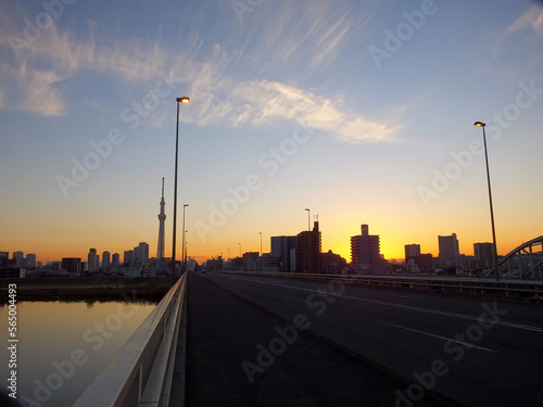 スカイツリーの見える街並み　夕焼け　橋