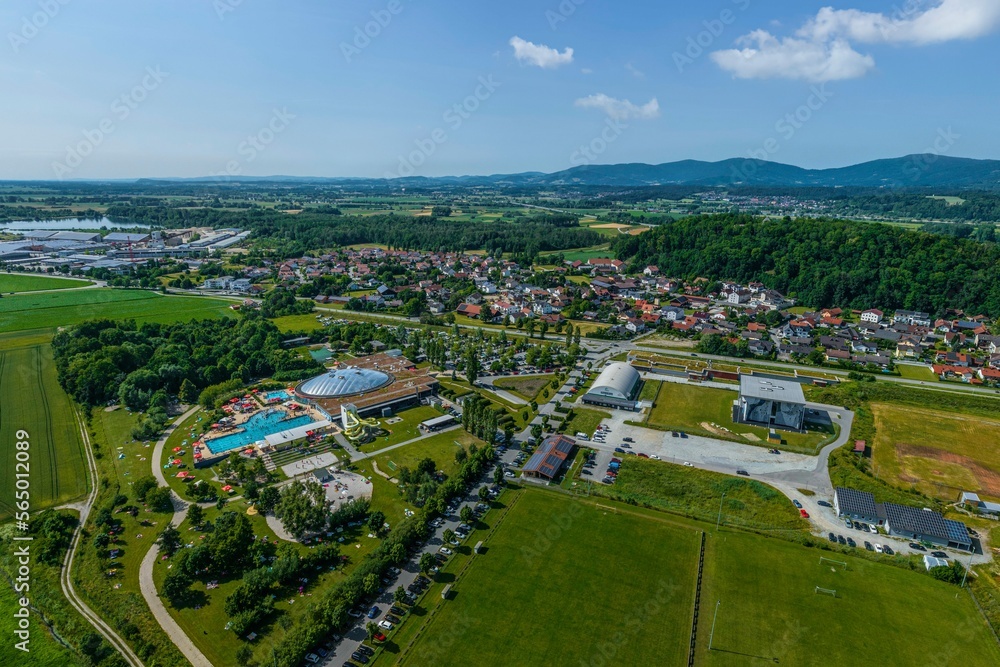 Ausblick auf den Deggendorfer Stadtteil Natternberg und die Sport- und Freizeitanlagen