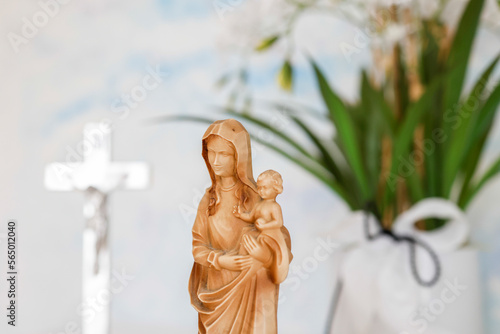 Kruzifix und die Heilige Maria Gottes im Gebetsraum photo