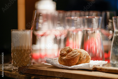 Frisches Brot und leere Weingläser wurden vorbereitet, für eine Show- und Kochveranstaltung.