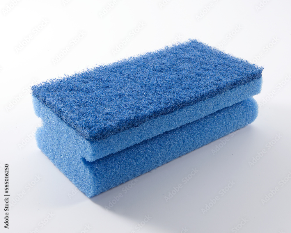 Estropajo azul sobre fondo blanco. blue scourer on white background Estropajo azul sobre fondo blanco. blue scourer on white background