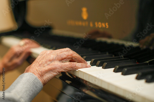 Hände älterer Menschen am Klavier, im Pflegeheim oder im Altenheim photo