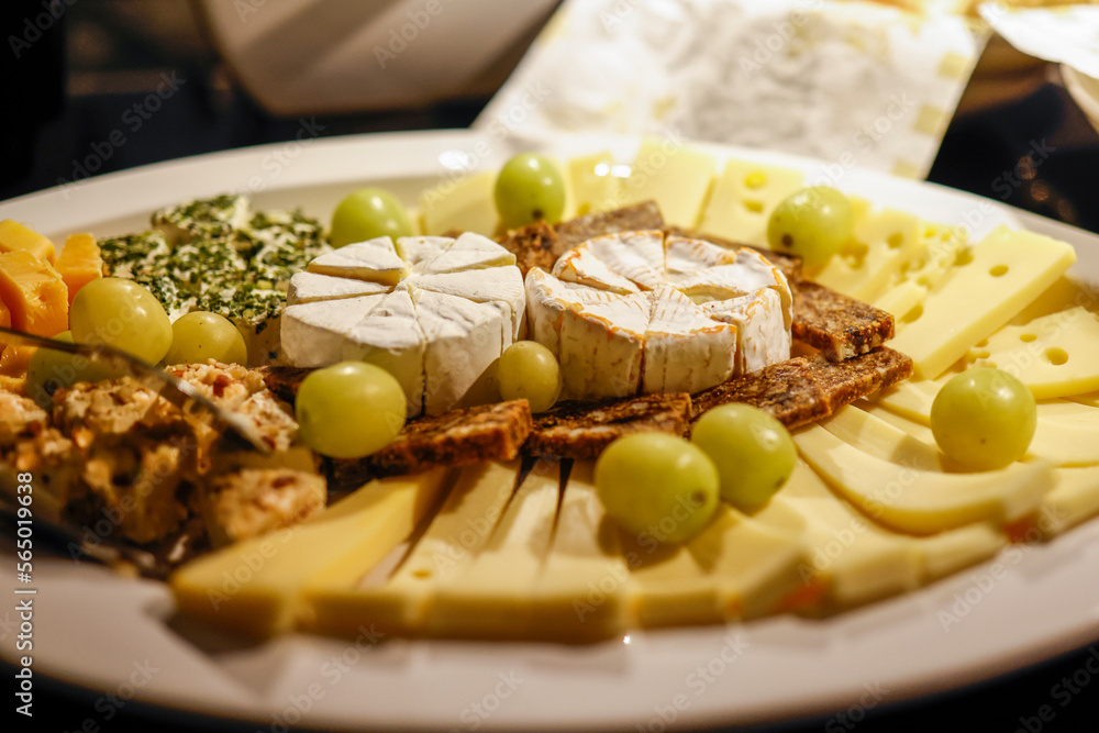 Käseplatte am Buffett einer Firmenfeier Käseplatte am Buffett einer Firmenfeier