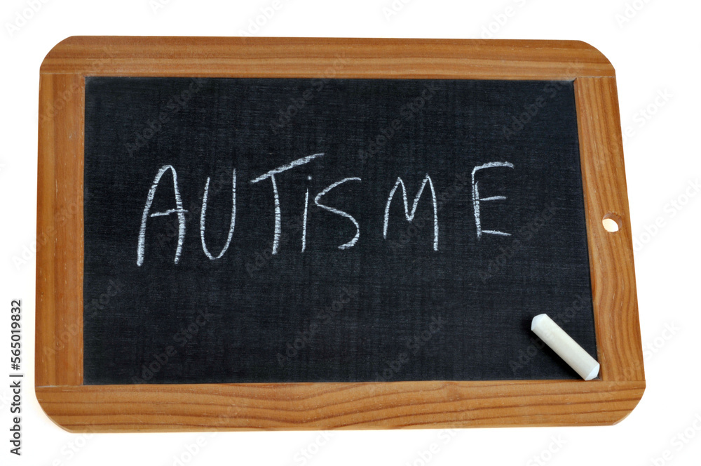 Ardoise d'école sur laquelle est écrit autisme avec une craie Ardoise d'école sur laquelle est écrit autisme avec une craie