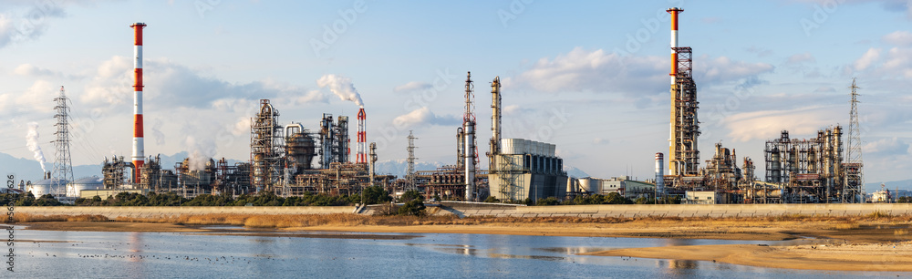 Obraz premium Ultra wide image of the petrochemical complex at Yokkaichi Port, Yokkaichi city, Mie prefecture, Japan at daytime. 