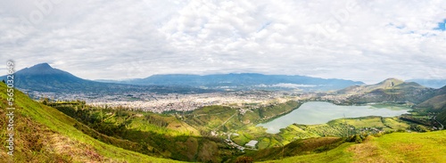 Vista panorámica de la Laguna de Yahuarcocha. Ibarra Ecuador