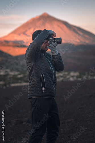 Chico fotografiando en un amanecer increíble en Tenerife
