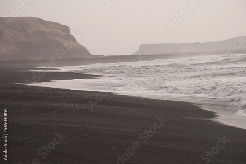 mar del norte y playa de arena negra de islandia. costa photo