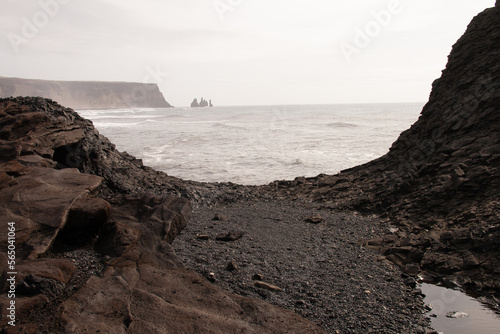 mar del norte y playa de arena negra de islandia. costa