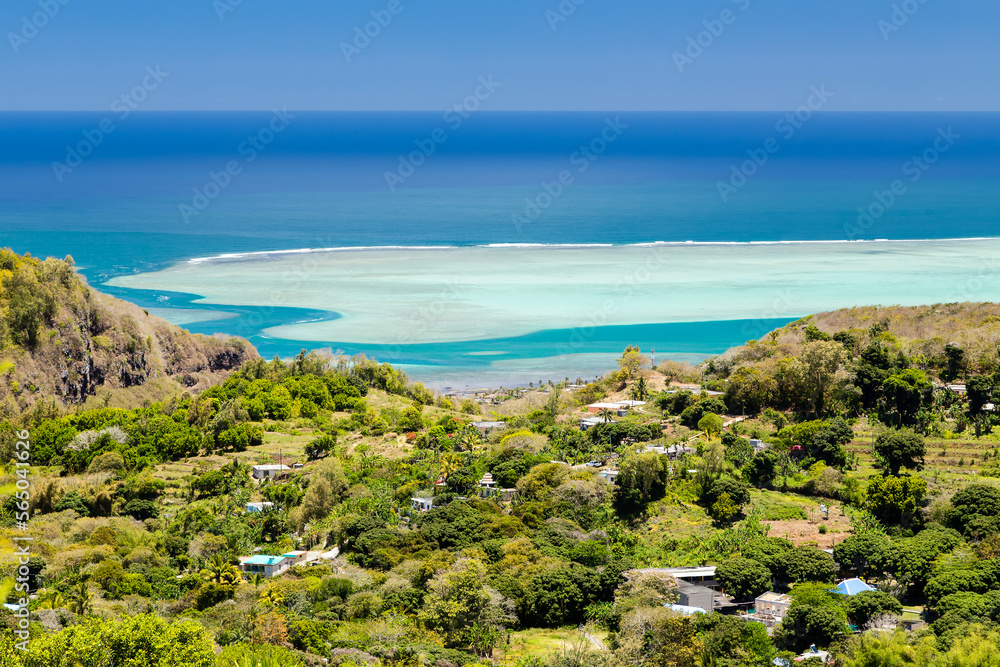 Panorama depuis un point haut, d'un lagon turquoise et d'une passe sur une île tropicale. Les bleus des mers du sud, Rodrigues - obrazy, fototapety, plakaty 