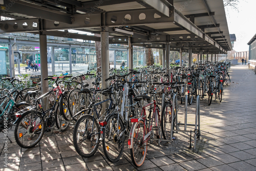 fahrradunterstand mit vielen fahrrädern fahrradunterstand mit vielen fahrrädern