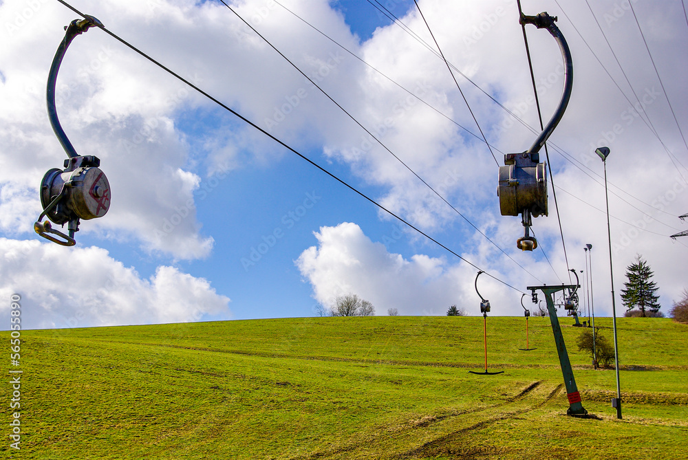 Φωτογραφία Wegen Schneemangels aufgrund des Klimawandels stillstehender Skilift im ausgehenden Winter an einem Hügel in Münsingen, Schwäbische Alb, Deutschland, 18