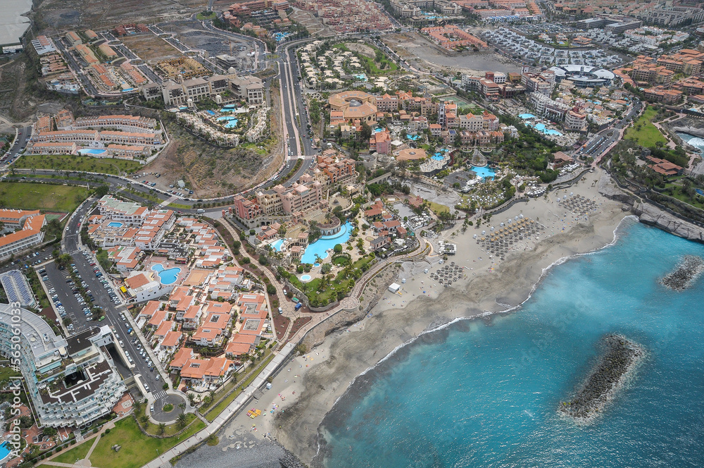 Fotografía aérea de la playa del Duque en la costa de Adeje, en el sur de la isla de Tenerife en Canarias