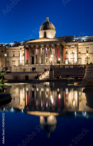 Tableau sur toile UK, england, London, Trafalgar square, national gallery at dusk