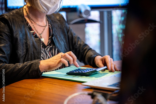 bureau femme stylo écriture document téléphone clavier affaire business calculatrice calcul photo