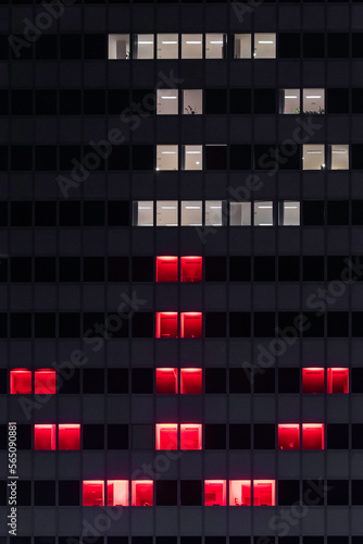 Budynek biurowy w Warszawie podświetlony w formie znaku Polska Walcząca. Polska Walcząca w formie zapalonych kolorowych okien