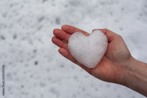 Snieżka w kształcie serca na dłoni