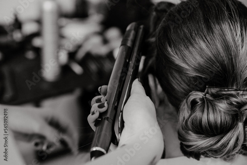 Fotografia, Obraz Future mariée pendant sa préparation de la coiffure