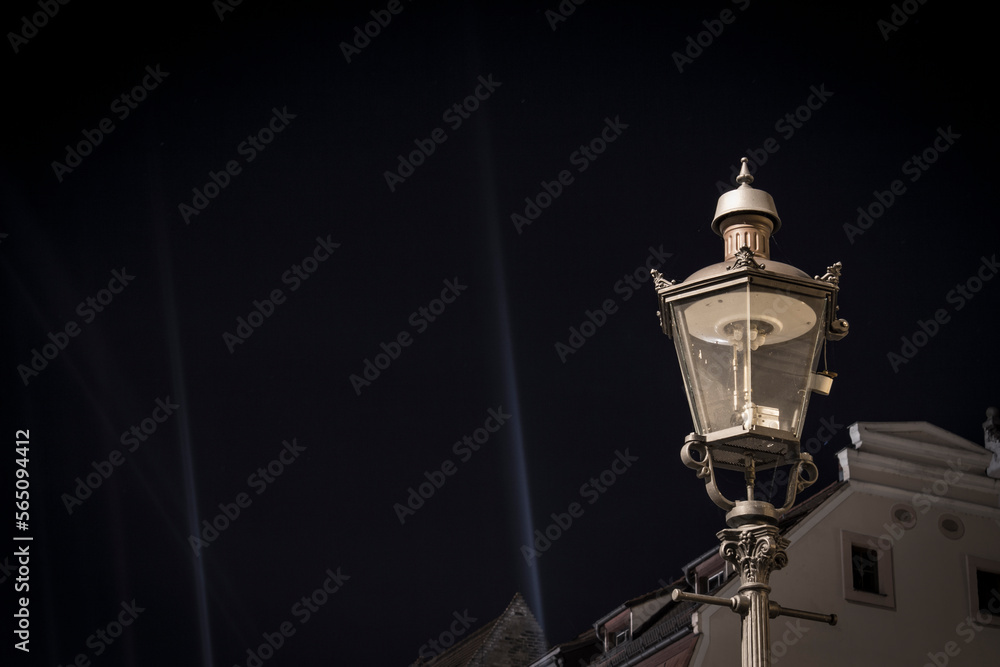 Fototapeta premium historiche straßenbeleuchtung bei nacht