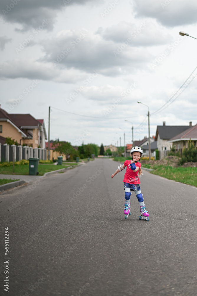 Obraz premium White girl roller skating in the suburbs