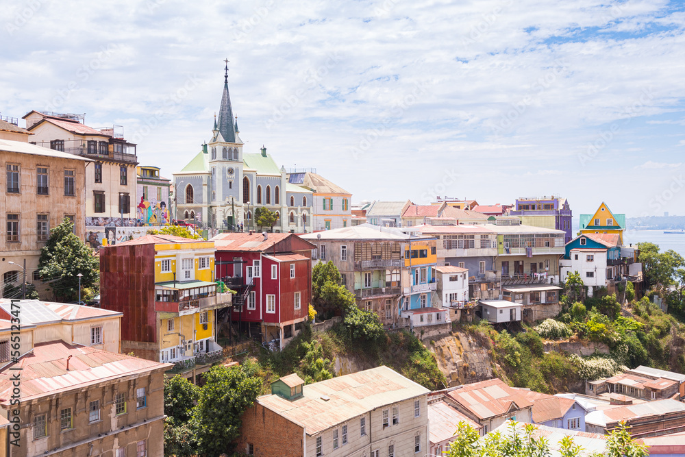 Naklejka premium valparaiso, chile. 9th january, 2023: street view of valpairaso city, chile