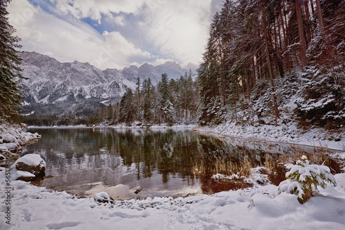 schöne Winterlandschaft am Eibsee mit der Zugspitze bei Garmisch-Partenkirchen in Bayern