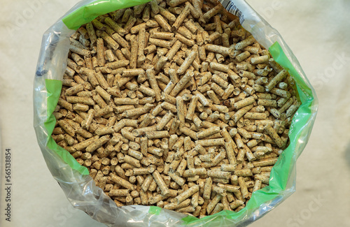 Blick von oben auf Holzpellets in einem geöffnetem Kunststoffsack