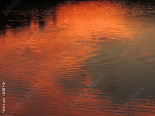 Close-up da água refletindo o pôr-do-sol