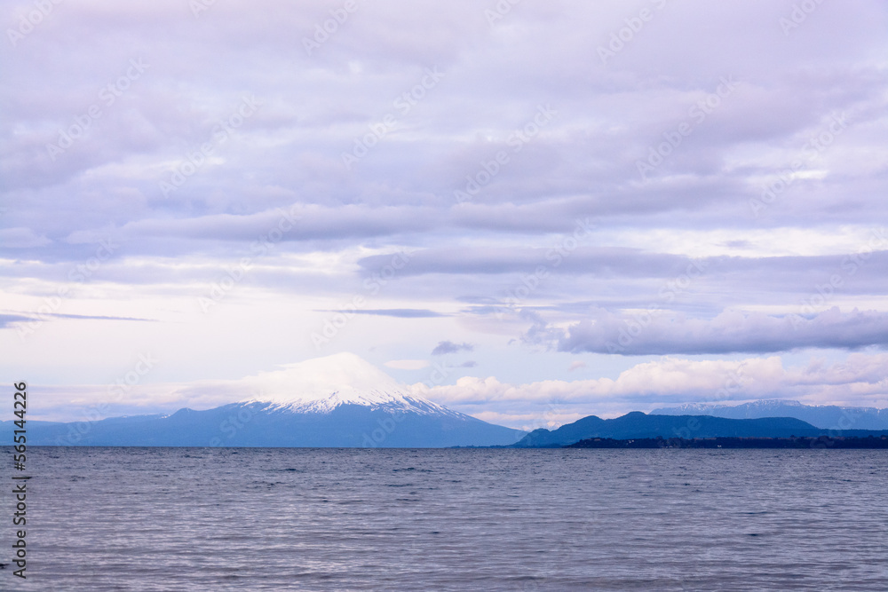Volcán Osorno en tonos fríos y azulados sobre el lago Llanquihue en Puerto Varas