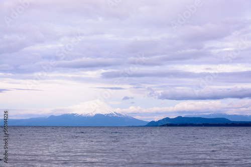 Volcán Osorno en tonos fríos y azulados sobre el lago Llanquihue en Puerto Varas