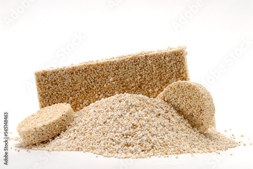 Fotografía amount of amaranth, amaranth candy, typical mexican sweet alegrías, white backgr