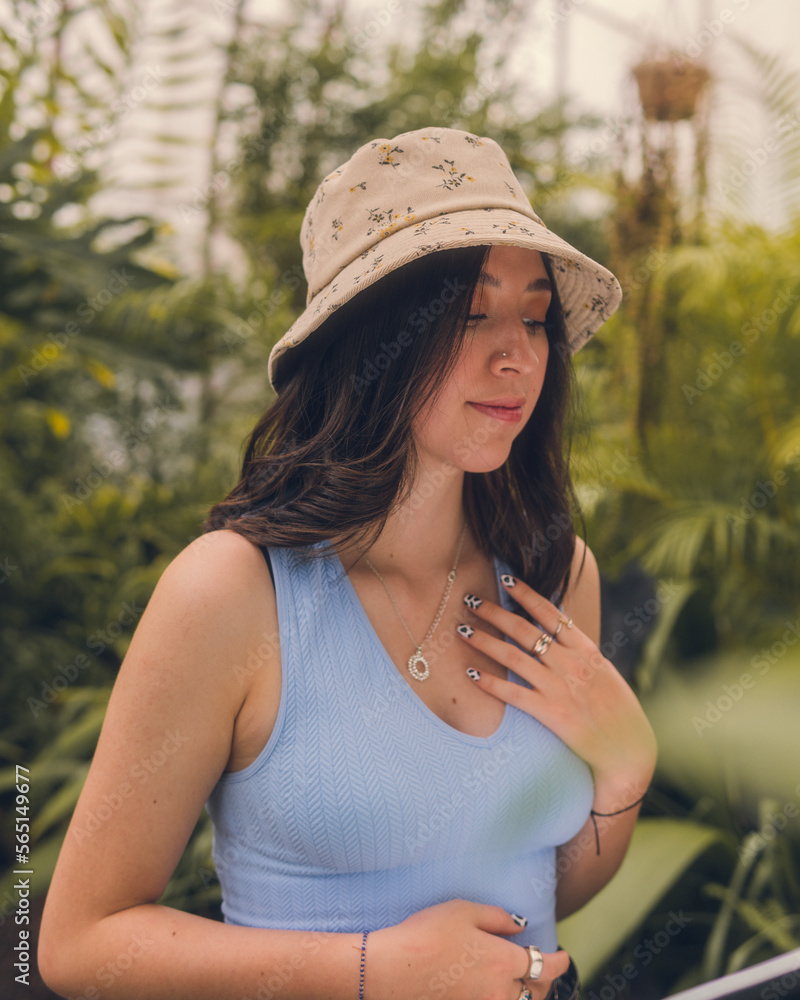 Mujer con sombrero en un parque en verano