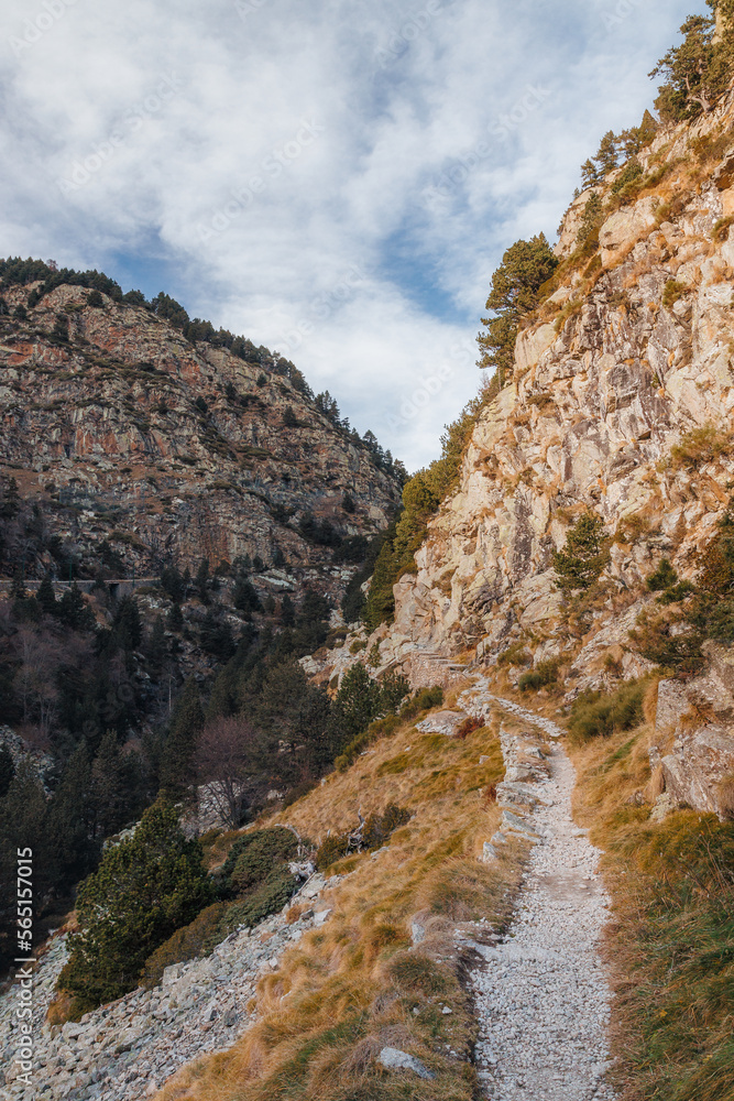 Contraste entre montañas