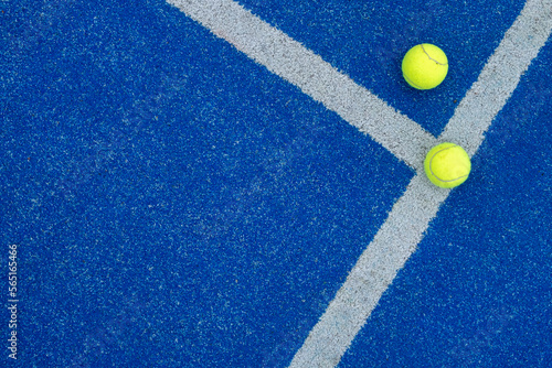 Two balls next to the lines of a paddle tennis court © Vic