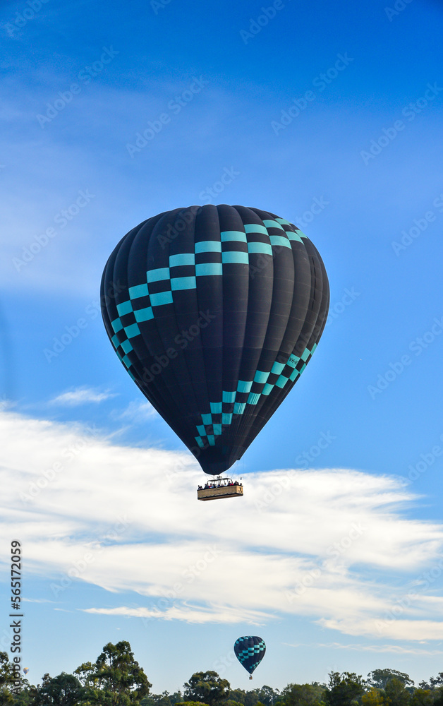 Obraz premium Enjoying travelling with hot air balloon in the clear blue sunrise morning sky for family gathering and school holiday travel destination