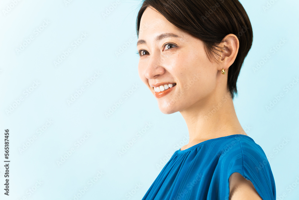 ワンピースを着た若い女性　夏イメージ