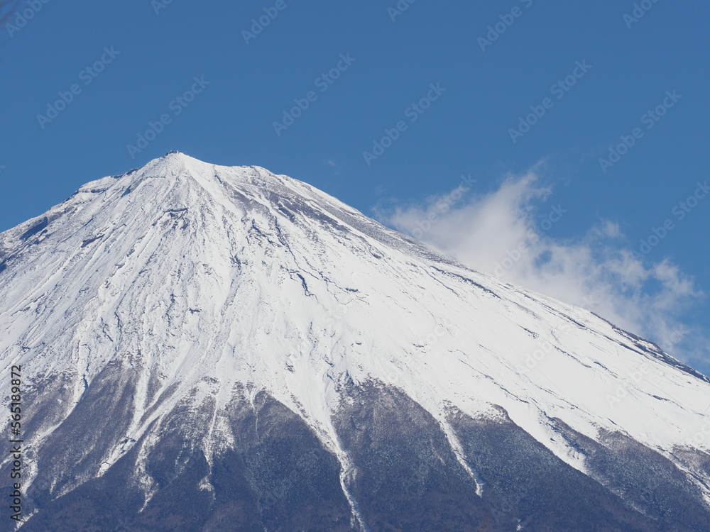 冠雪した富士山山頂