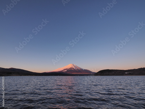 夜明けの空と富士山