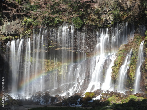 白糸の滝の流れと虹