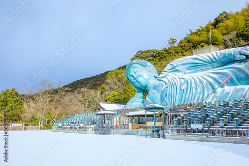 冬の積雪した南蔵院　涅槃像　福岡県篠栗町　Nanzo-in Temple covered with snow in winter. statue of nirvana. Fukuoka Prefecture, Sasaguri town. photo