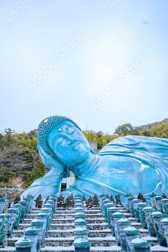 冬の積雪した南蔵院　涅槃像　福岡県篠栗町　Nanzo-in Temple covered with snow in winter. statue of nirvana. Fukuoka Prefecture, Sasaguri town. photo