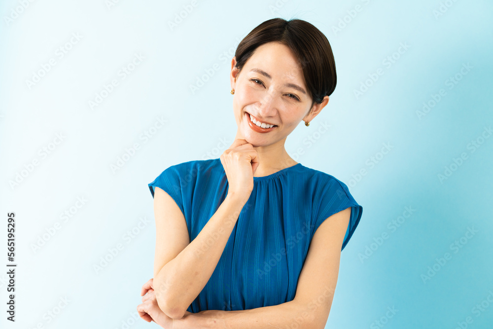 ワンピースを着た若い女性 夏イメージ ワンピースを着た若い女性 夏イメージ