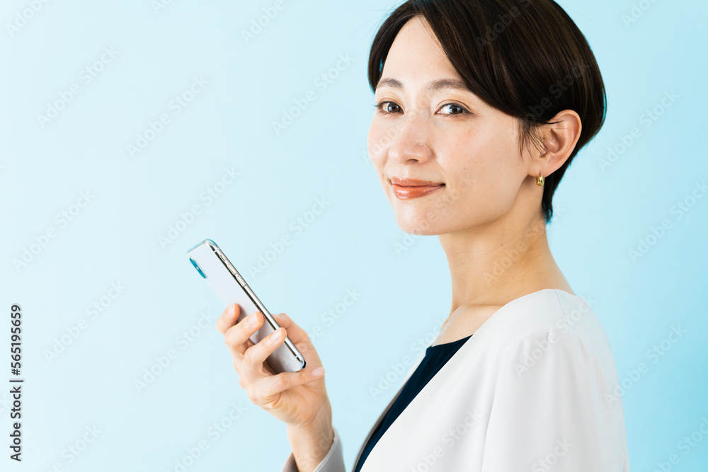 スマートフォンを使う若い女性　ビジネスイメージ