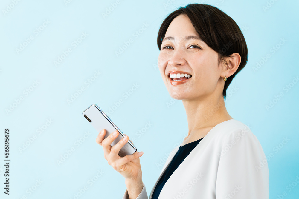 スマートフォンを使う若い女性 ビジネスイメージ スマートフォンを使う若い女性 ビジネスイメージ